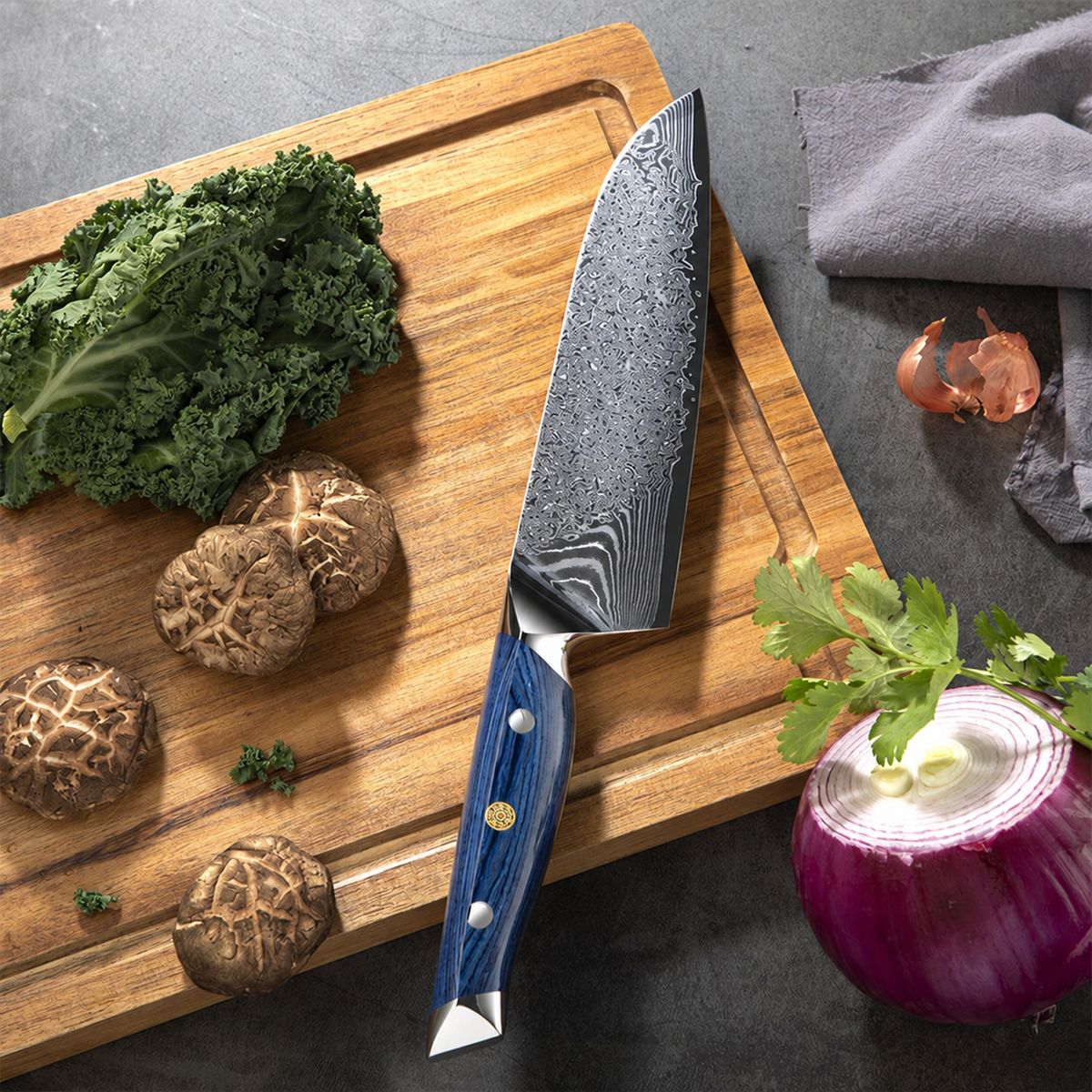 Set japonais Aoi — 3 couteaux — santoku — vue de détail ou en cuisine