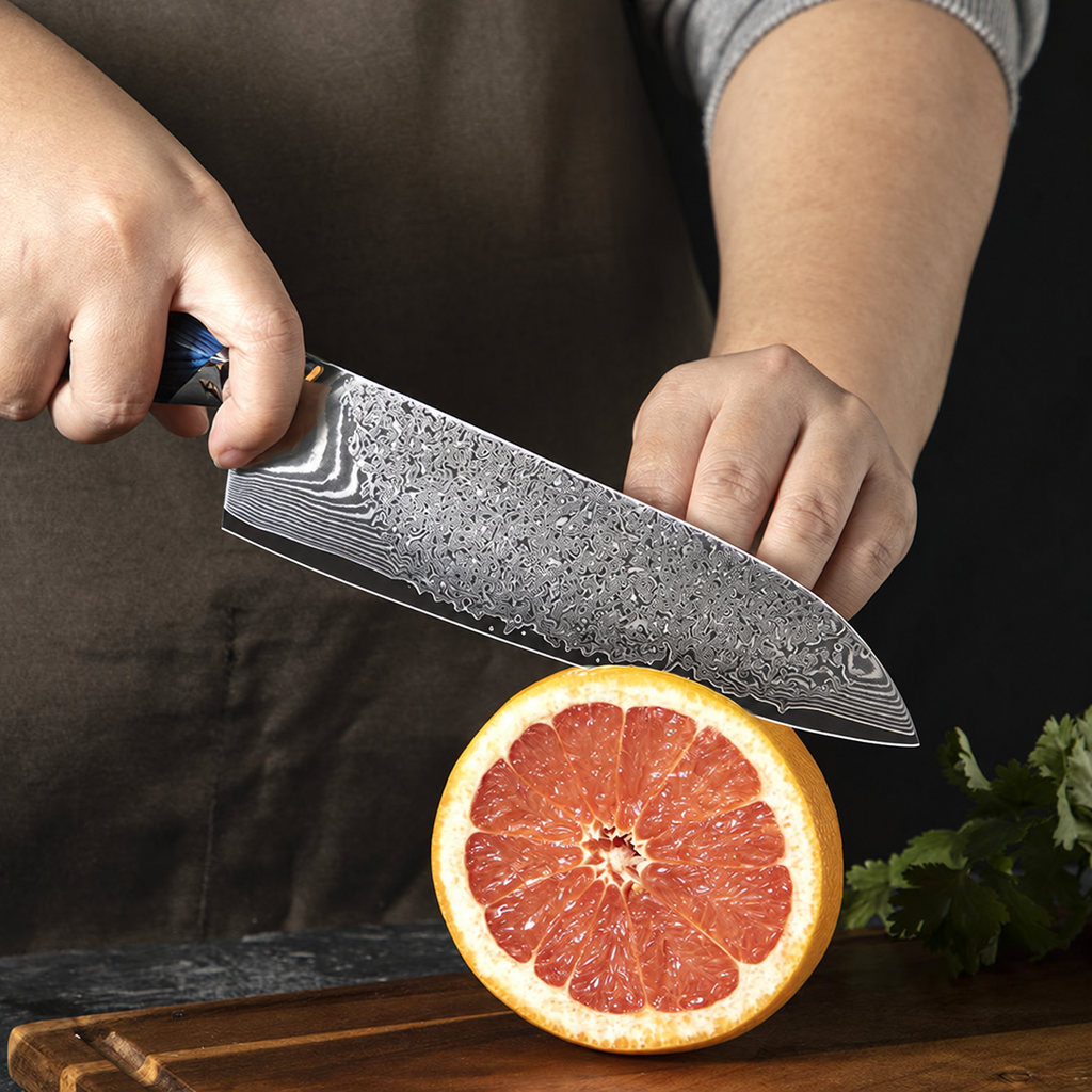 Set japonais Aoi — 3 couteaux — santoku — vue de détail ou en cuisine