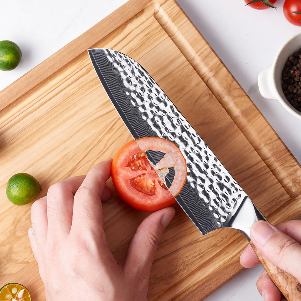 Couteau de chef Kohaku — découpe d’une tomate